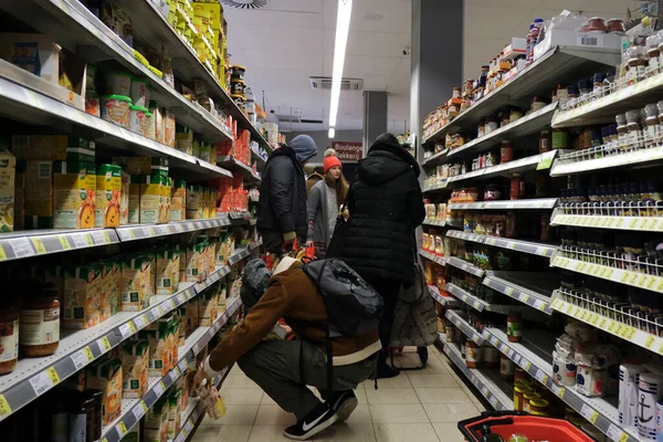 Bruksela Belgia Marca 2020 Kupujący Patrzy Przedmioty Półkami Supermarketów Zaczyna — Zdjęcie stockowe