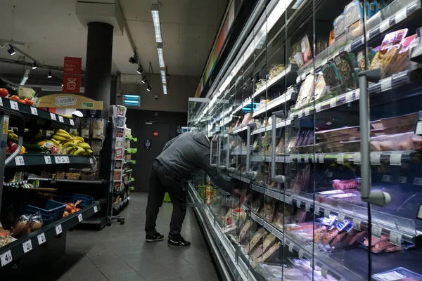 Bruksela Belgia Marca 2020 Kupujący Patrzy Przedmioty Półkami Supermarketów Zaczyna — Zdjęcie stockowe