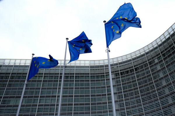 Брюссель, Бельгия 13 марта 2019 года. Европейские флаги развеваются на ветру за пределами штаб-квартиры ЕС
.