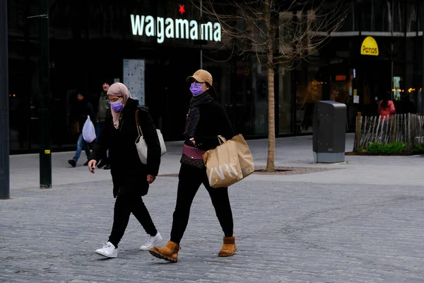 Brussel België Maart 2020 Mensen Met Beschermende Gezichtsmaskers Straat Een — Stockfoto