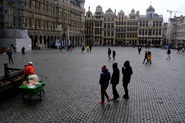 2020年3月14日 人们在比利时布鲁塞尔的大广场散步 — 图库照片