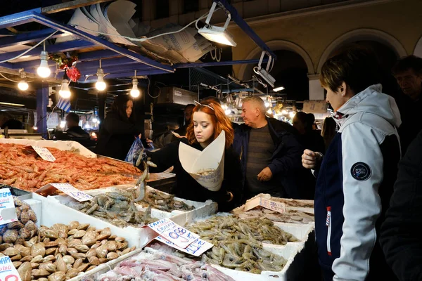 Cosnumers Winkelen Varvakio Markt Voorafgaand Aan Schone Maandag Athene Griekenland — Stockfoto
