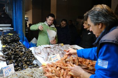 Yunanistan 'ın başkenti Atina' da 1 Mart 2020 'de yapılacak Temiz Pazartesi günü öncesinde Varvakio pazarından kıyafet alışverişi