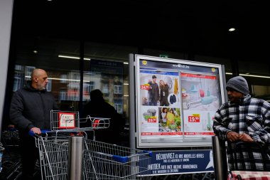 Belçika 'nın başkenti Brüksel' de 13 Mart 2020 'de meydana gelen Coronavirus hastalığı (COVID-19) salgını nedeniyle insanlar süpermarkete girmek için sıralarını bekliyorlar..