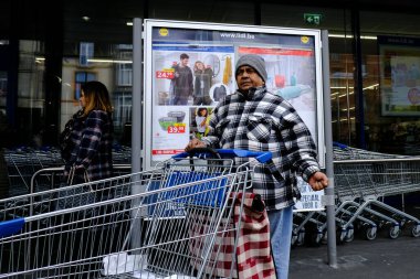 Belçika 'nın başkenti Brüksel' de 13 Mart 2020 'de meydana gelen Coronavirus hastalığı (COVID-19) salgını nedeniyle insanlar süpermarkete girmek için sıralarını bekliyorlar..