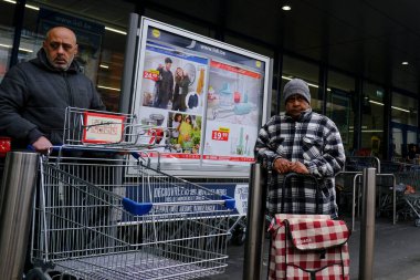 Belçika 'nın başkenti Brüksel' de 13 Mart 2020 'de meydana gelen Coronavirus hastalığı (COVID-19) salgını nedeniyle insanlar süpermarkete girmek için sıralarını bekliyorlar..