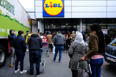 Belçika 'nın başkenti Brüksel' de 13 Mart 2020 'de meydana gelen Coronavirus hastalığı (COVID-19) salgını nedeniyle insanlar süpermarkete girmek için sıralarını bekliyorlar..