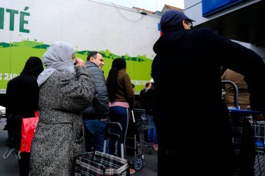 Belçika 'nın başkenti Brüksel' de 13 Mart 2020 'de meydana gelen Coronavirus hastalığı (COVID-19) salgını nedeniyle insanlar süpermarkete girmek için sıralarını bekliyorlar..