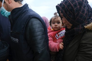 Göçmenler 4 Mart 2020 'de Yunanistan' ın Lezbiyen Adası 'ndaki Skala Sikamias köyünden Mytilene limanına nakledilmeyi bekliyorlar.. 