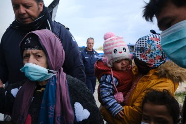 Göçmenler 4 Mart 2020 'de Yunanistan' ın Lezbiyen Adası 'ndaki Skala Sikamias köyünden Mytilene limanına nakledilmeyi bekliyorlar.. 