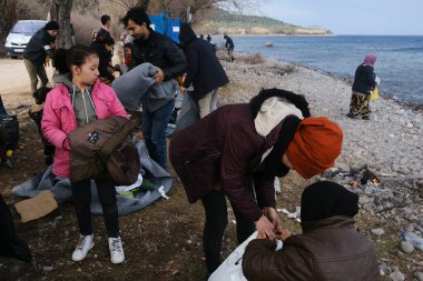 Mülteciler ve göçmenler 4 Mart 2020 'de Yunanistan' ın Lezbiyen Adası 'ndaki Skala Sikamias köyünden Mytilene limanına nakledilmeyi bekliyorlar.. 