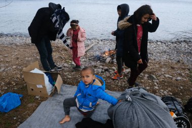 Mülteciler ve göçmenler 4 Mart 2020 'de Yunanistan' ın Lezbiyen Adası 'ndaki Skala Sikamias köyünden Mytilene limanına nakledilmeyi bekliyorlar.. 