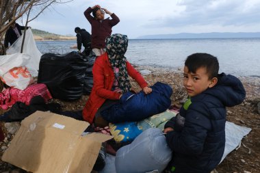 Mülteciler ve göçmenler 4 Mart 2020 'de Yunanistan' ın Lezbiyen Adası 'ndaki Skala Sikamias köyünden Mytilene limanına nakledilmeyi bekliyorlar.. 