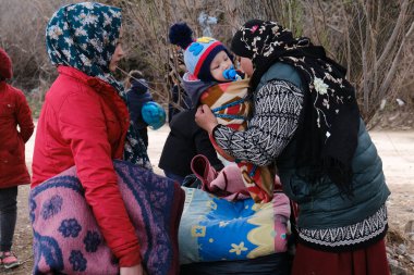 Mülteciler ve göçmenler 4 Mart 2020 'de Yunanistan' ın Lezbiyen Adası 'ndaki Skala Sikamias köyünden Mytilene limanına nakledilmeyi bekliyorlar.. 