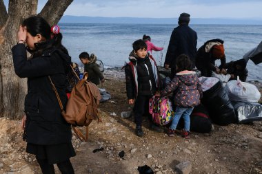 Mülteciler ve göçmenler 4 Mart 2020 'de Yunanistan' ın Lezbiyen Adası 'ndaki Skala Sikamias köyünden Mytilene limanına nakledilmeyi bekliyorlar.. 
