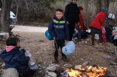 Mülteciler ve göçmenler 4 Mart 2020 'de Yunanistan' ın Lezbiyen Adası 'ndaki Skala Sikamias köyünden Mytilene limanına nakledilmeyi bekliyorlar.. 