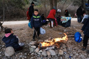 Mülteciler ve göçmenler 4 Mart 2020 'de Yunanistan' ın Lezbiyen Adası 'ndaki Skala Sikamias köyünden Mytilene limanına nakledilmeyi bekliyorlar.. 