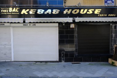 Brüksel, Belçika. 18 Mart 2020. Coronavirüs salgını sonrası tarihi merkezdeki kapalı dükkanların görüntüsü (COVID-19) 