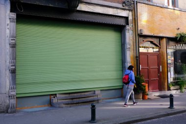 Brüksel, Belçika. 18 Mart 2020. Coronavirüs salgını sonrası tarihi merkezdeki kapalı dükkanların görüntüsü (COVID-19) 