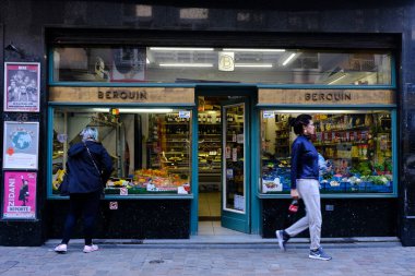 Brüksel, Belçika. 18 Mart 2020. Belçika hükümeti Coronavirus 'u kapatmadan önce bir marketin dış görünüşü.