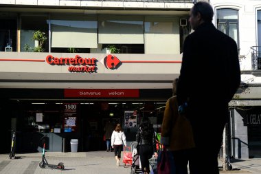 Brüksel, Belçika. 18 Mart 2020. Müşteriler, Belçika hükümeti Coronavirus 'u kapatmadan önce süpermarketin önünde kuyrukta bekliyorlar..