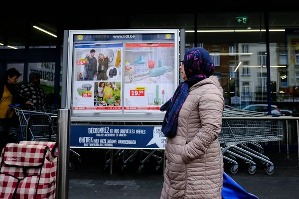 Belçika 'nın başkenti Brüksel' de 13 Mart 2020 'de meydana gelen Coronavirus hastalığı (COVID-19) salgını nedeniyle insanlar süpermarkete girmek için sıralarını bekliyorlar..