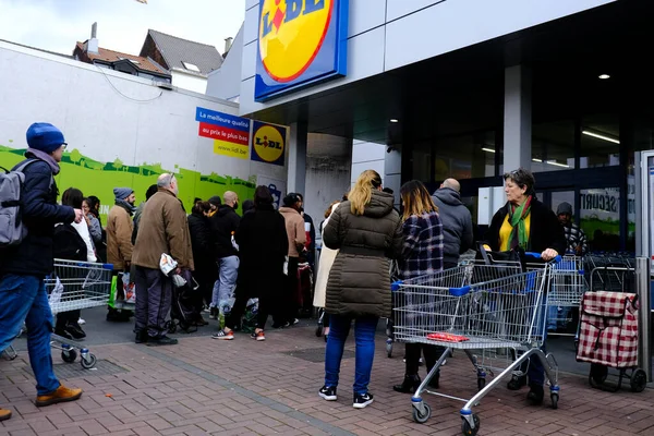 Pessoas Esperam Sua Vez Entrar Supermercado Devido Surto Doença Coronavírus — Fotografia de Stock