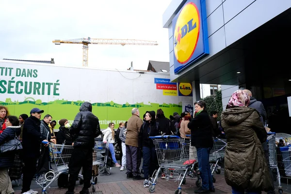 Pessoas Esperam Sua Vez Entrar Supermercado Devido Surto Doença Coronavírus — Fotografia de Stock