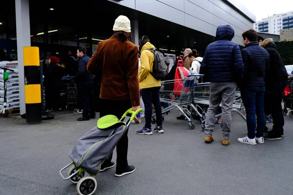 Gente Espera Turno Para Entrar Supermercado Debido Brote Enfermedad Coronavirus —  Fotos de Stock