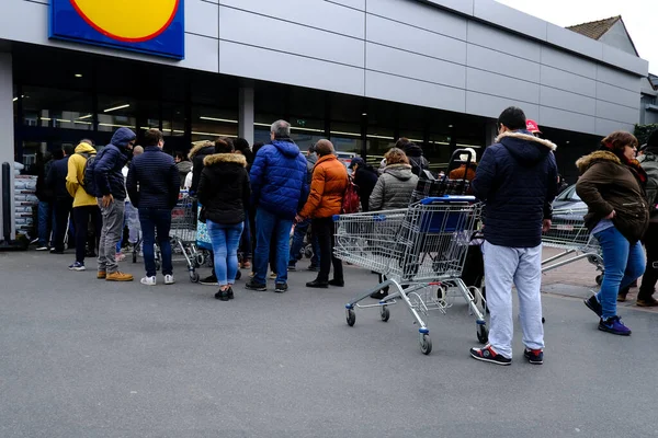 Människor Väntar Sin Tur Att Komma Snabbköpet Grund Utbrottet Coronavirus — Stockfoto