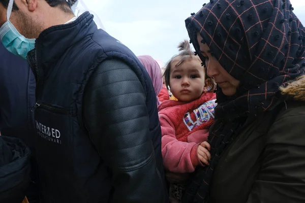 Migrantes Esperan Ser Trasladados Puerto Mitilene Desde Pueblo Skala Sikamias —  Fotos de Stock