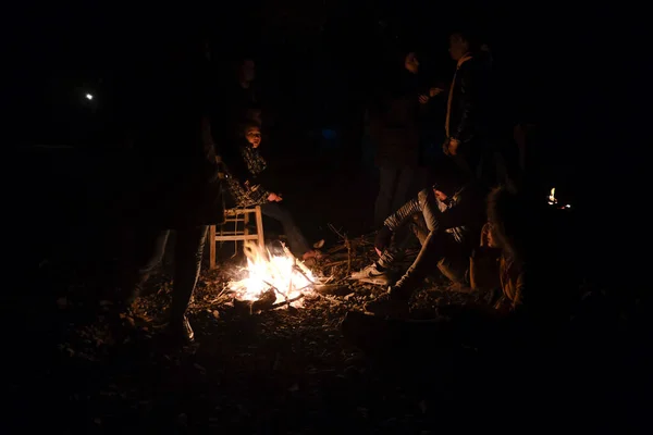 Migranten Wärmen Sich Lagerfeuer Der Nähe Des Dorfes Skala Sikamineas — Stockfoto