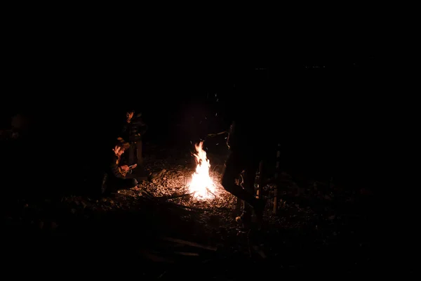 Migranten Wärmen Sich Lagerfeuer Der Nähe Des Dorfes Skala Sikamineas — Stockfoto