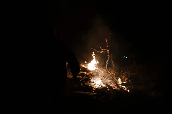 Migranten Wärmen Sich Lagerfeuer Der Nähe Des Dorfes Skala Sikamineas — Stockfoto