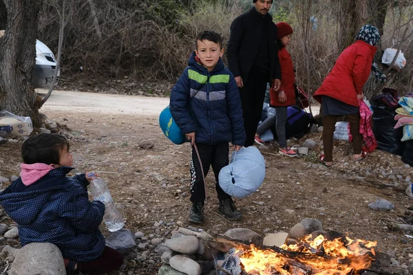 Rifugiati Migranti Attendono Essere Trasferiti Porto Mitilene Dal Villaggio Skala — Foto Stock