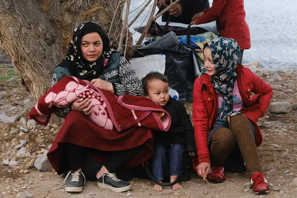 Uprchlíci Migranti Čekají Přesun Přístavu Mytilene Vesnice Skala Sikamias Ostrově — Stock fotografie