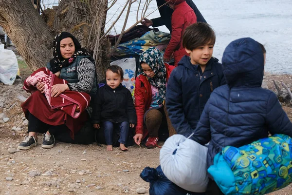 Refugiados Migrantes Esperan Ser Trasladados Puerto Mitilene Desde Pueblo Skala — Foto de Stock