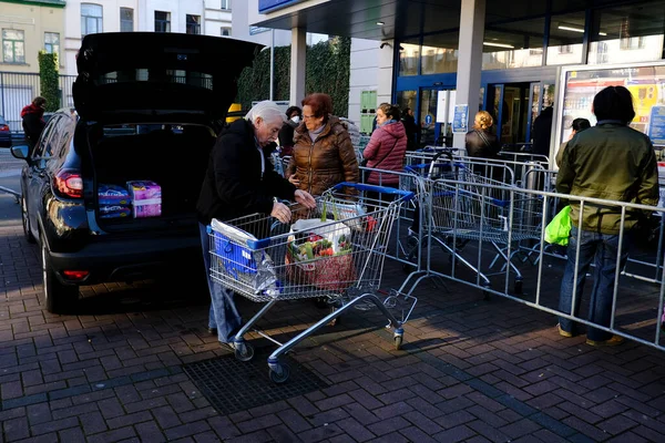 Bruselas Bélgica Marzo 2020 Hombre Carga Sus Compras Coche Fuera —  Fotos de Stock