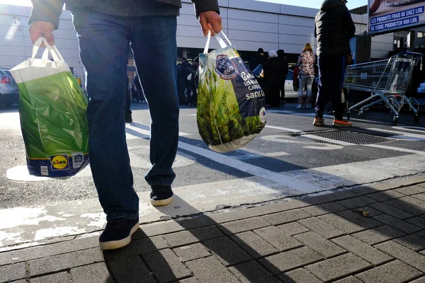 Bruksela Belgia Marca 2020 Człowiek Niesie Zakupy Przed Supermarketem Zanim — Zdjęcie stockowe