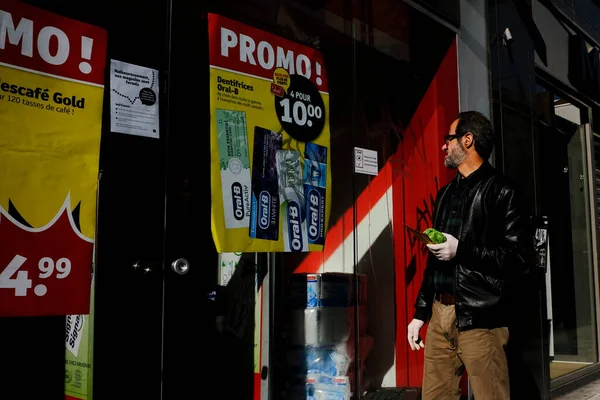 Брюссель Бельгия Марта 2020 Года Покупатели Стоят Очереди Перед Супермаркетом — стоковое фото