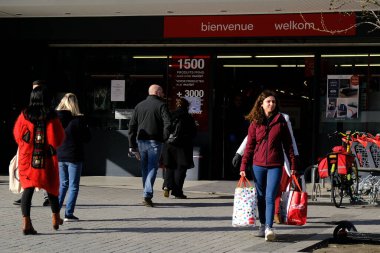 Brüksel, Belçika. 18 Mart 2020. Müşteriler, Belçika hükümeti Coronavirus 'u kapatmadan önce süpermarketin önünde kuyrukta bekliyorlar..