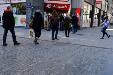 Brüksel, Belçika. 18 Mart 2020. Müşteriler, Belçika hükümeti Coronavirus 'u kapatmadan önce süpermarketin önünde kuyrukta bekliyorlar..