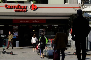 Brüksel, Belçika. 18 Mart 2020. Müşteriler, Belçika hükümeti Coronavirus 'u kapatmadan önce süpermarketin önünde kuyrukta bekliyorlar..