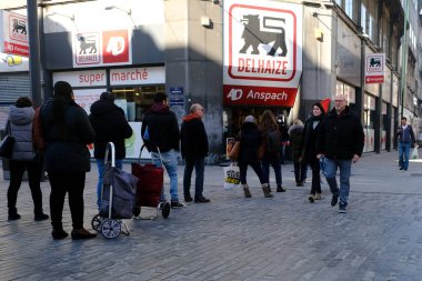 Brüksel, Belçika. 18 Mart 2020. Müşteriler, Belçika hükümeti Coronavirus 'u kapatmadan önce süpermarketin önünde kuyrukta bekliyorlar..
