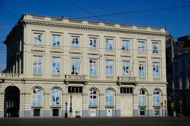 Brüksel, Belçika. 18 Mart 2020. Belçika hükümeti koronavirüs kilitlemesi uygulamadan önce Brüksel şehir merkezindeki Rene Magritte Müzesi manzarası.