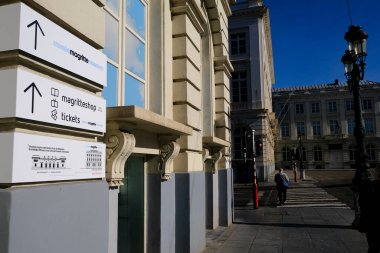 Brüksel, Belçika. 18 Mart 2020. Belçika hükümeti koronavirüs kilitlemesi uygulamadan önce Brüksel şehir merkezindeki Rene Magritte Müzesi manzarası.