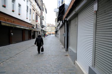 Brüksel, Belçika. 19 Mart 2020. Belçika hükümetinin Coronavirus 'u tecrit etmesi sonrasında tarihi merkezdeki kapalı dükkanların manzarası.