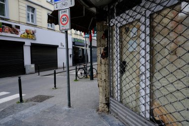 Brüksel, Belçika. 19 Mart 2020. Belçika hükümetinin Coronavirus 'u tecrit etmesi sonrasında tarihi merkezdeki kapalı dükkanların manzarası.