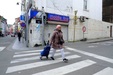 Brüksel, Belçika. 19 Mart 2020. Belçika hükümetinin Coronavirus 'u tecrit etmesi sonrasında tarihi merkezdeki kapalı dükkanların manzarası.