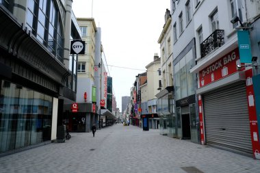 Brüksel, Belçika. 19 Mart 2020. Belçika hükümetinin Coronavirus 'u tecrit etmesi sonrasında tarihi merkezdeki kapalı dükkanların manzarası.